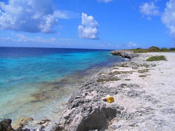O belo mar da região de Karpata, no norte de Bonaire